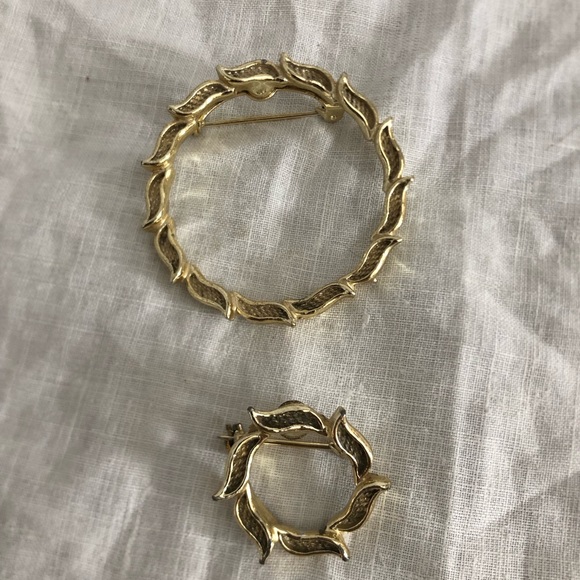 Vtg Gerry’s Leaf Wreath Shaped Brooch Pair - Picture 2 of 14